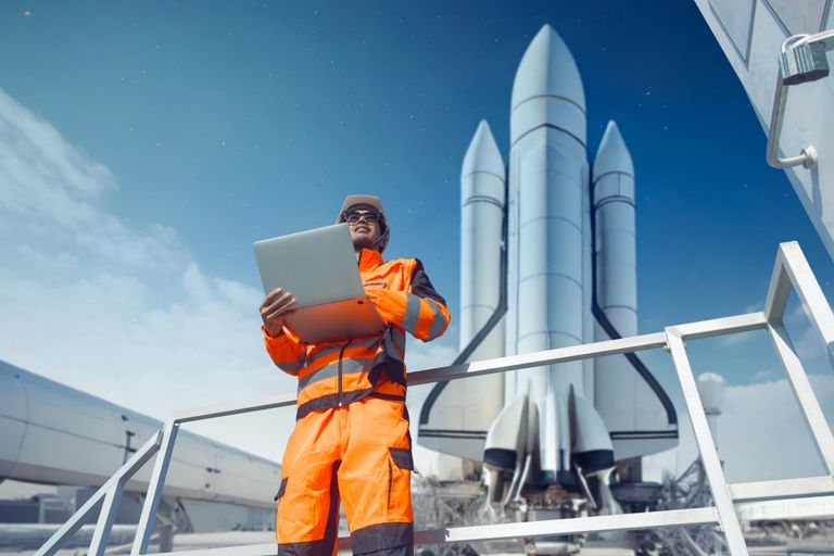Techniker steht vor einer Rakete