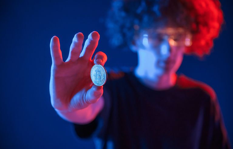 Man hält Kryptowährung in der Hand
