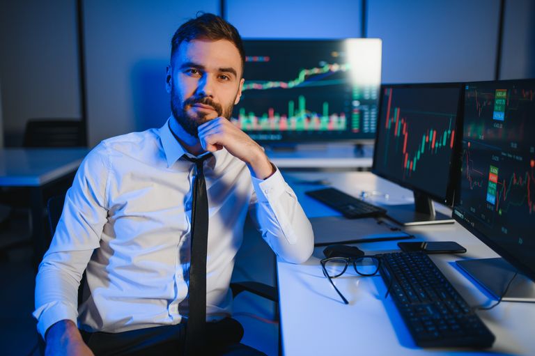 Junger Mann praktiziert CFD-Trading am PC
