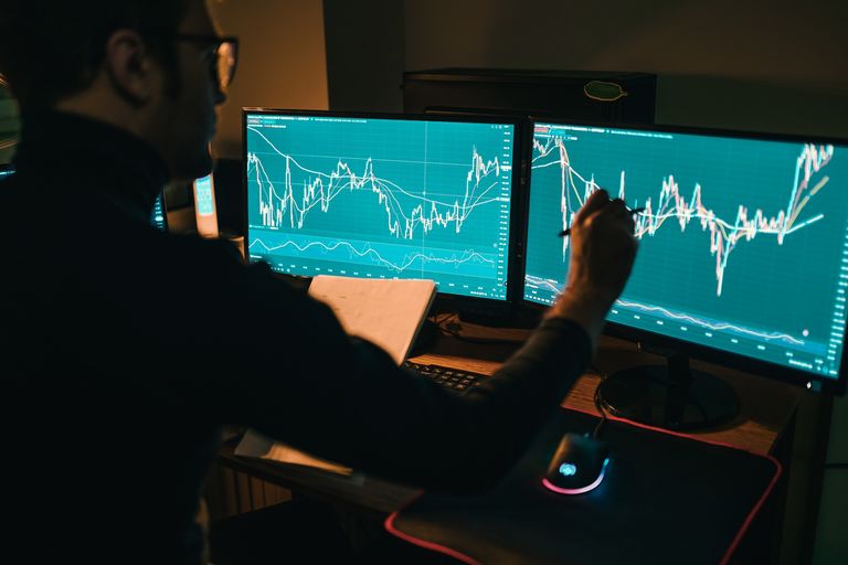 Mann analysiert Futures am Computer