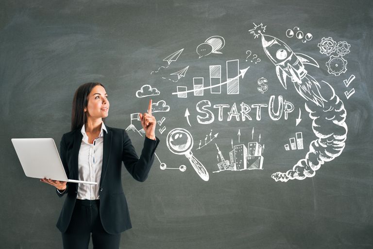 Frau startet ihr Business und meldet ihr Gewerbe an
