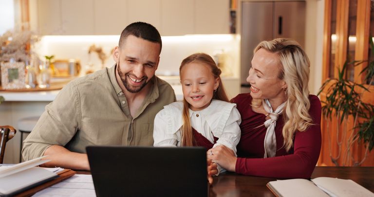 Familie spart gemeinsam mit dem Kind für die Zukunft
